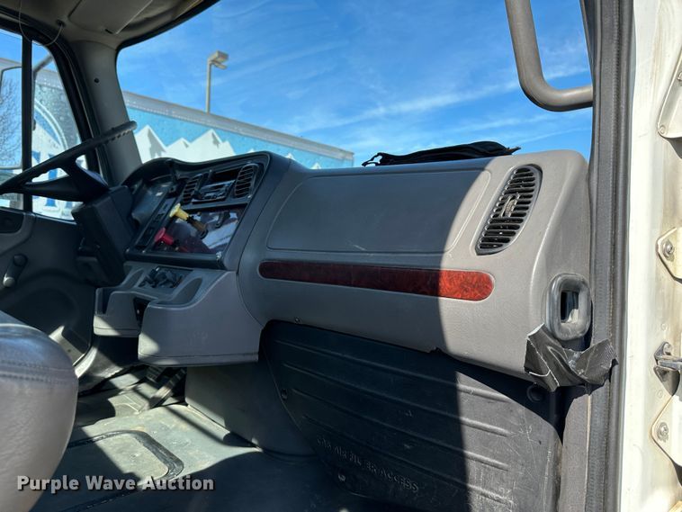 image for item DR6063 2006 Freightliner Business Class M2  semi truck