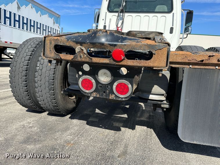 image for item DR6063 2006 Freightliner Business Class M2  semi truck