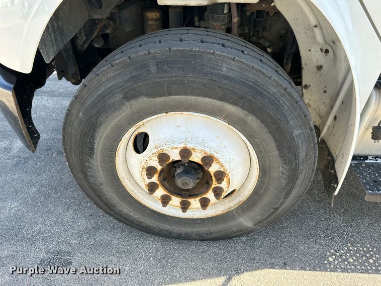 image for item DR6063 2006 Freightliner Business Class M2  semi truck