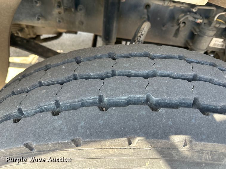 image for item DR6063 2006 Freightliner Business Class M2  semi truck