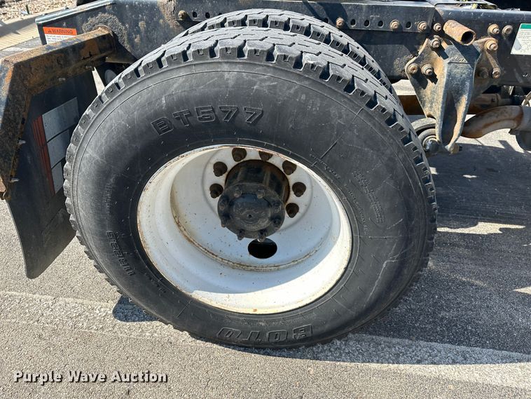 image for item DR6063 2006 Freightliner Business Class M2  semi truck