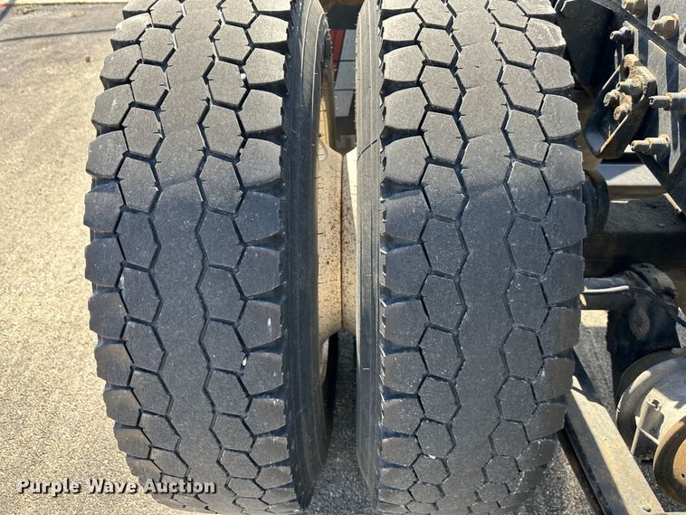 image for item DR6063 2006 Freightliner Business Class M2  semi truck