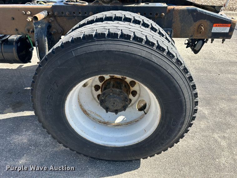 image for item DR6063 2006 Freightliner Business Class M2  semi truck