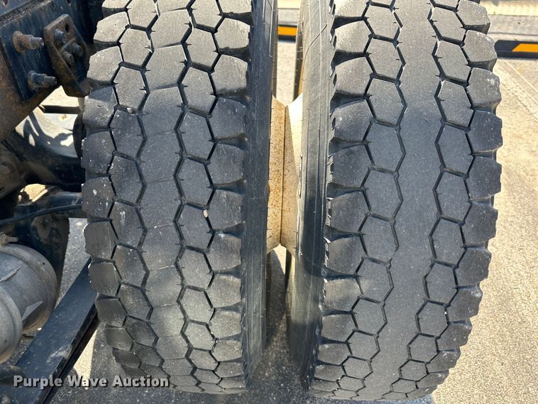 image for item DR6063 2006 Freightliner Business Class M2  semi truck