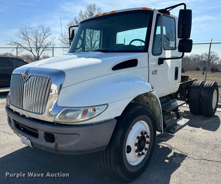 image for item DR6064 2003 International 4400  semi truck