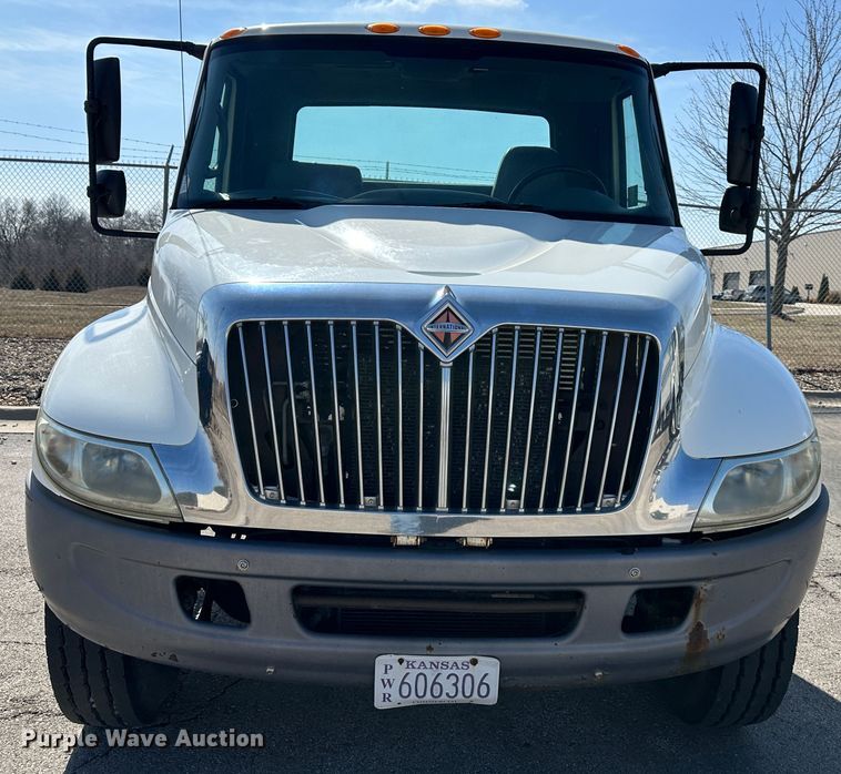 image for item DR6064 2003 International 4400  semi truck