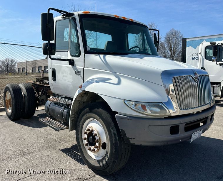 image for item DR6064 2003 International 4400  semi truck