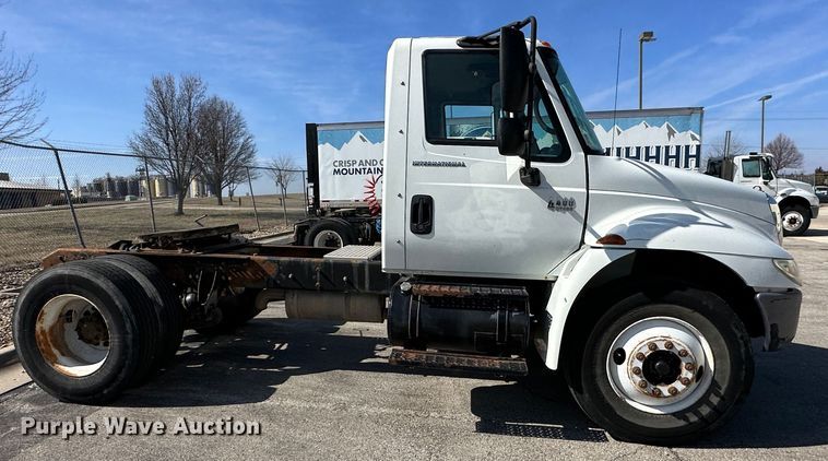 image for item DR6064 2003 International 4400  semi truck