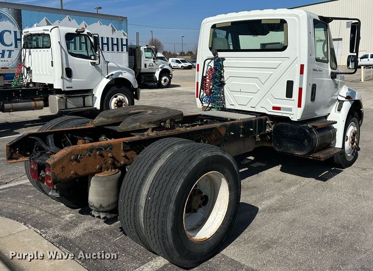 image for item DR6064 2003 International 4400  semi truck