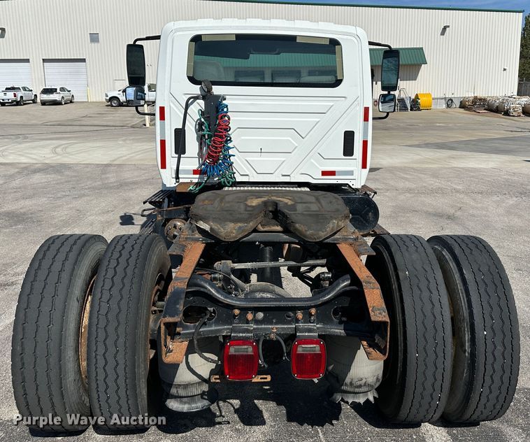 image for item DR6064 2003 International 4400  semi truck