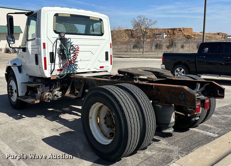 image for item DR6064 2003 International 4400  semi truck