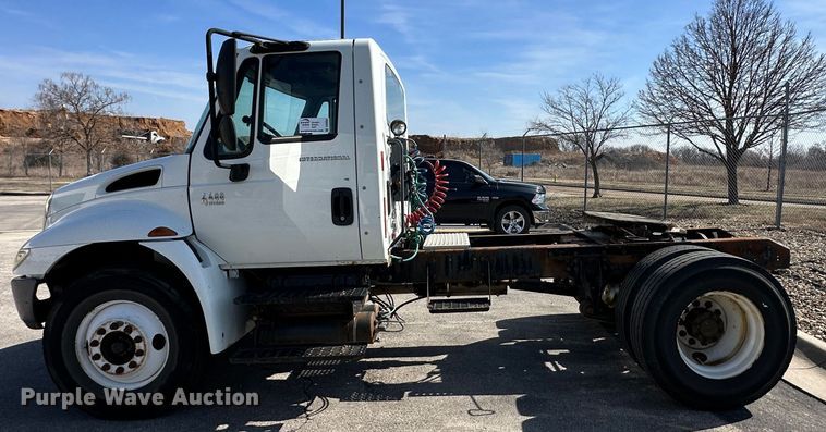 image for item DR6064 2003 International 4400  semi truck