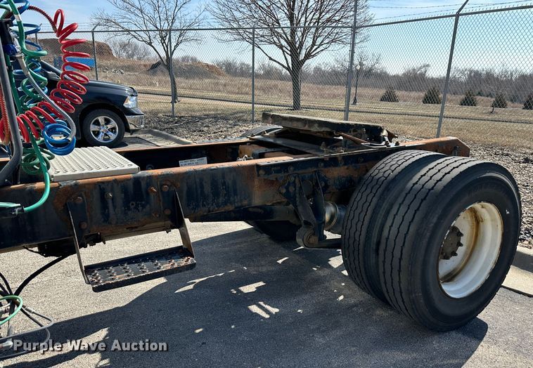 image for item DR6064 2003 International 4400  semi truck