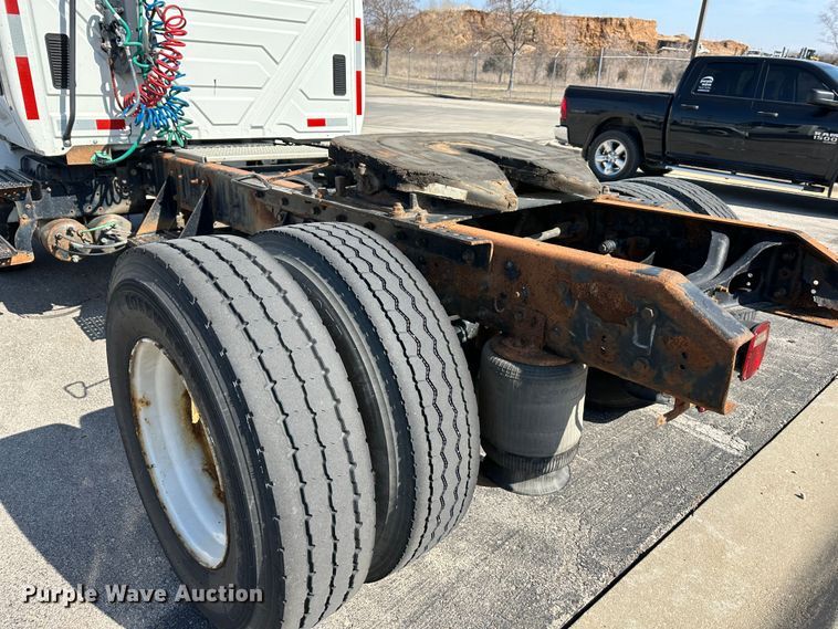 image for item DR6064 2003 International 4400  semi truck