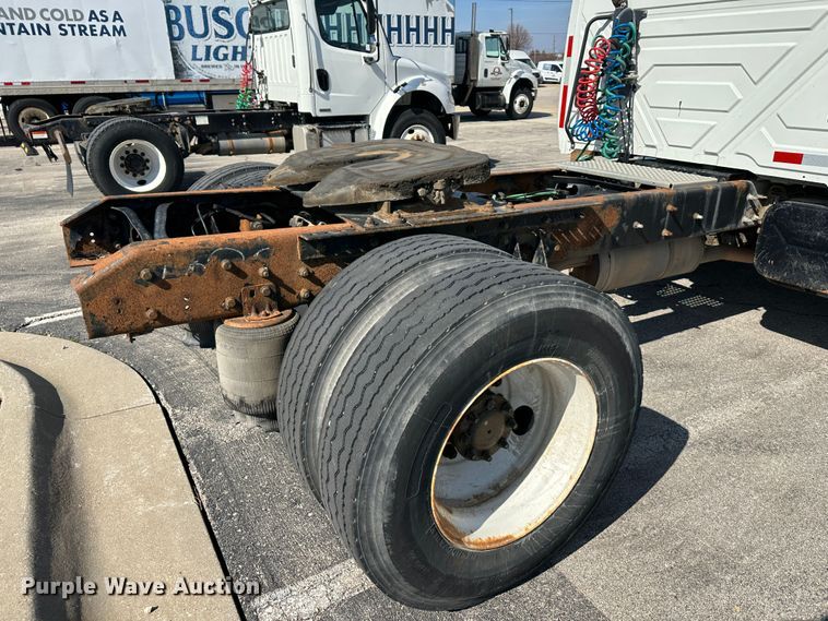 image for item DR6064 2003 International 4400  semi truck