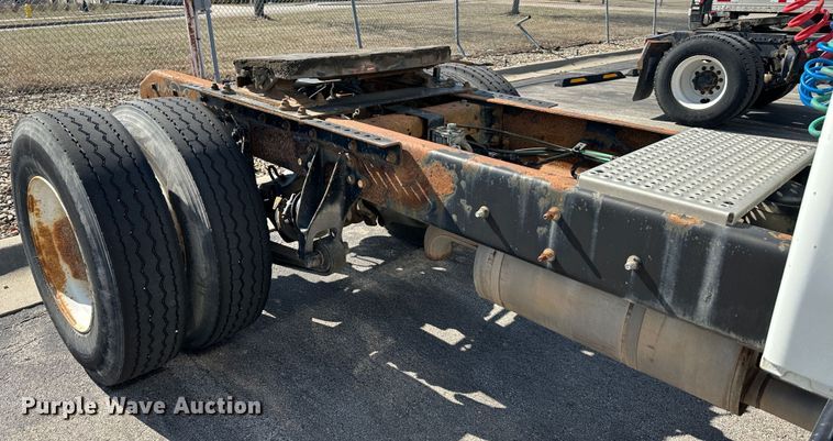 image for item DR6064 2003 International 4400  semi truck