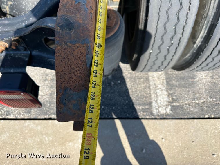 image for item DR6064 2003 International 4400  semi truck