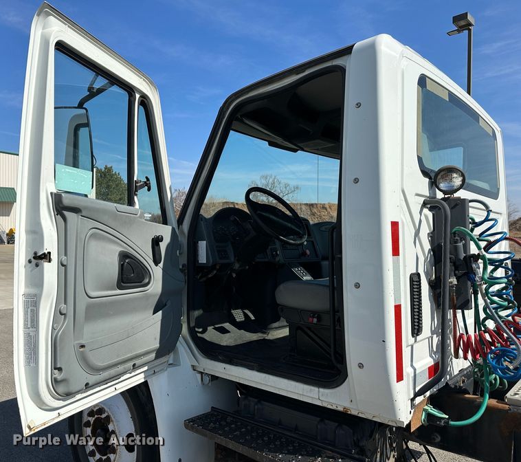 image for item DR6064 2003 International 4400  semi truck