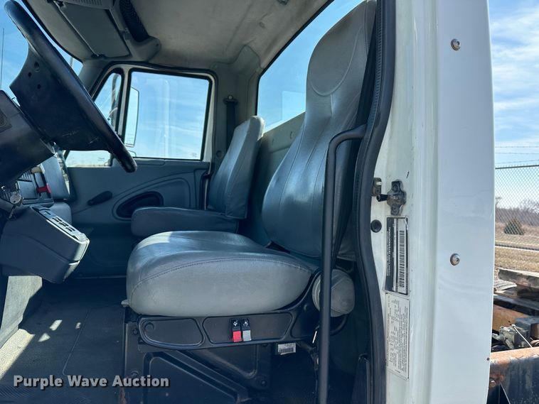 image for item DR6064 2003 International 4400  semi truck