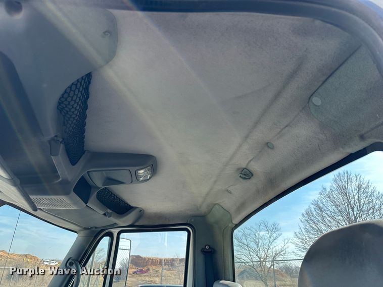 image for item DR6064 2003 International 4400  semi truck