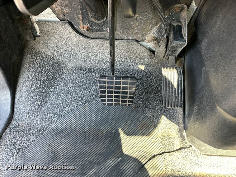 image for item DR6064 2003 International 4400  semi truck