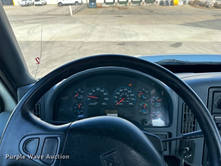 image for item DR6064 2003 International 4400  semi truck