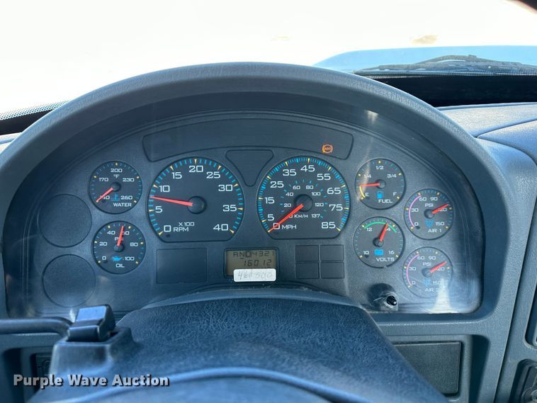 image for item DR6064 2003 International 4400  semi truck