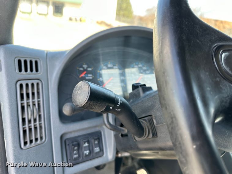 image for item DR6064 2003 International 4400  semi truck