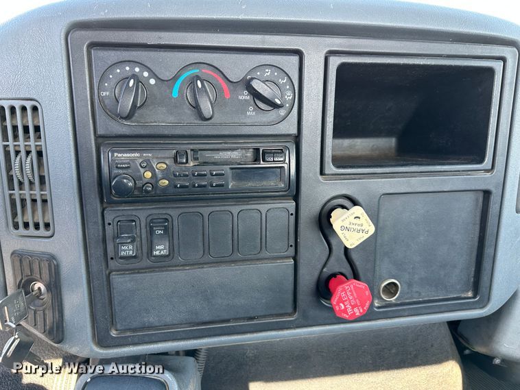 image for item DR6064 2003 International 4400  semi truck