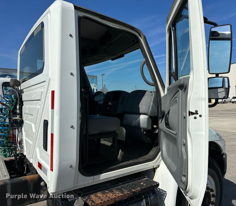 image for item DR6064 2003 International 4400  semi truck