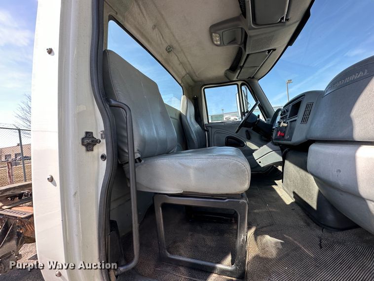 image for item DR6064 2003 International 4400  semi truck