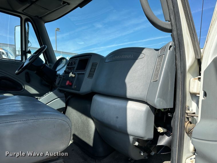 image for item DR6064 2003 International 4400  semi truck