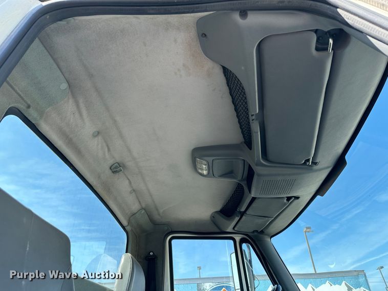 image for item DR6064 2003 International 4400  semi truck