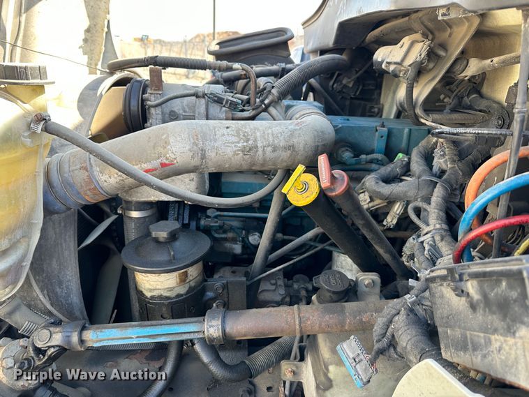 image for item DR6064 2003 International 4400  semi truck