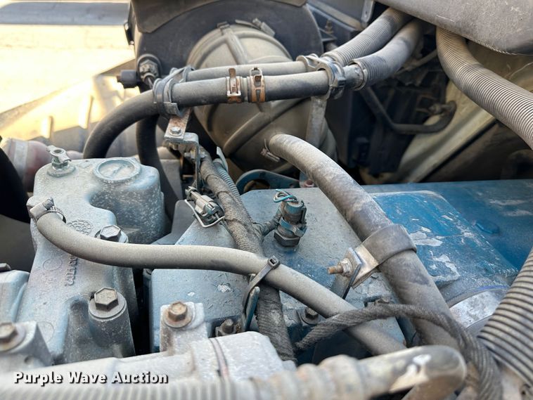 image for item DR6064 2003 International 4400  semi truck