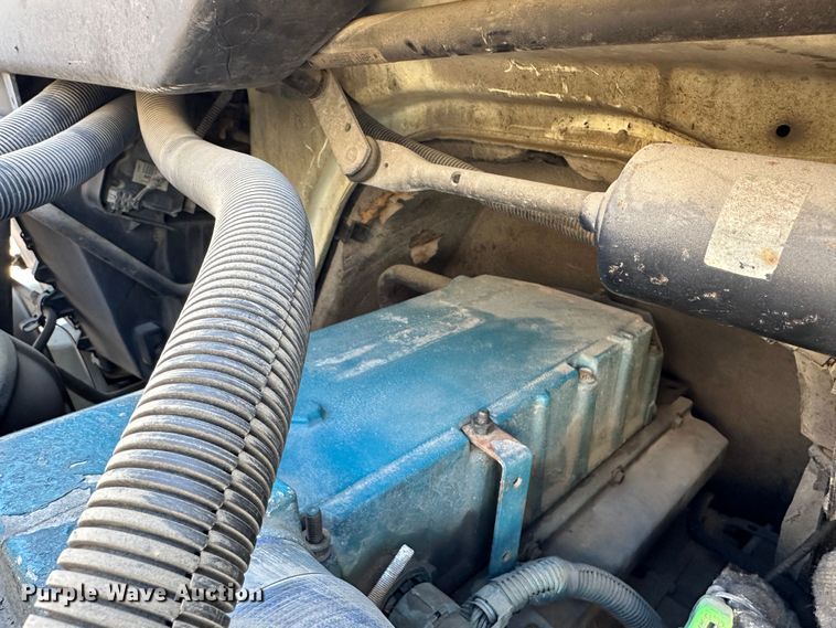 image for item DR6064 2003 International 4400  semi truck