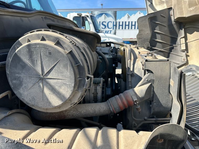 image for item DR6064 2003 International 4400  semi truck