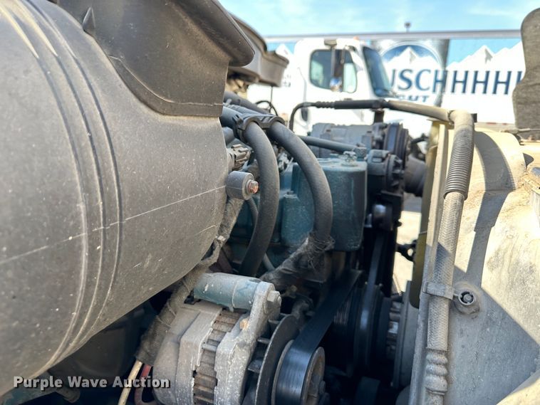 image for item DR6064 2003 International 4400  semi truck