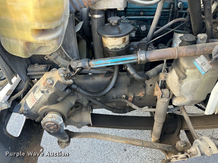 image for item DR6064 2003 International 4400  semi truck