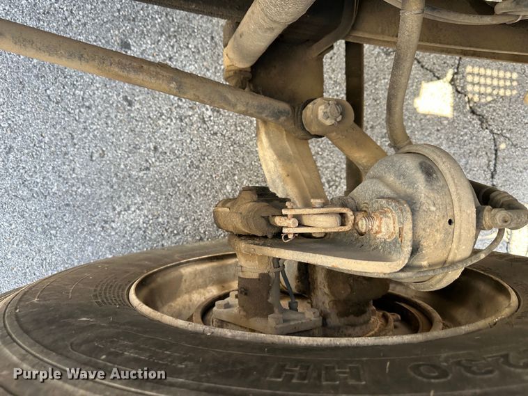 image for item DR6064 2003 International 4400  semi truck