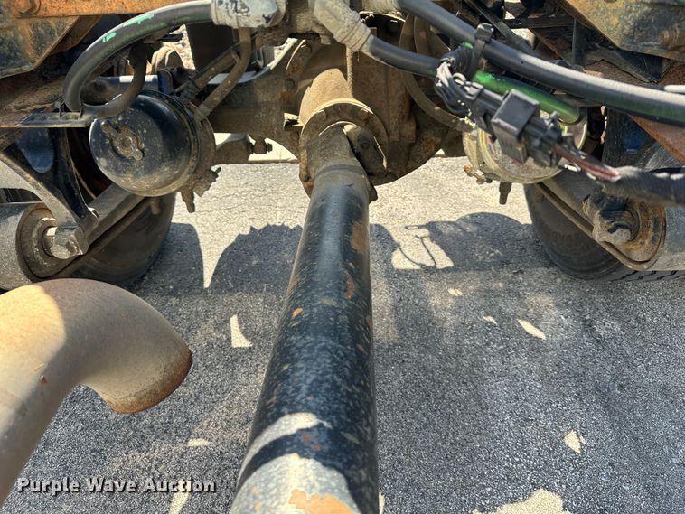 image for item DR6064 2003 International 4400  semi truck