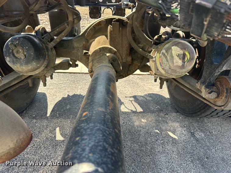 image for item DR6064 2003 International 4400  semi truck