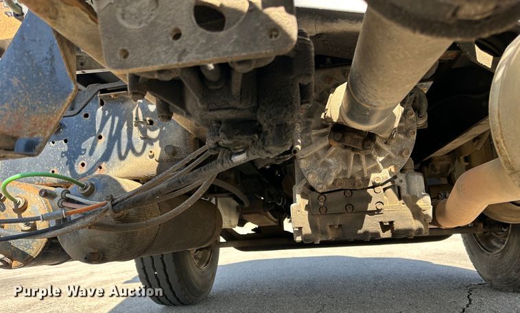 image for item DR6064 2003 International 4400  semi truck