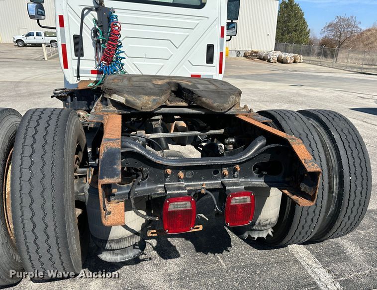 image for item DR6064 2003 International 4400  semi truck