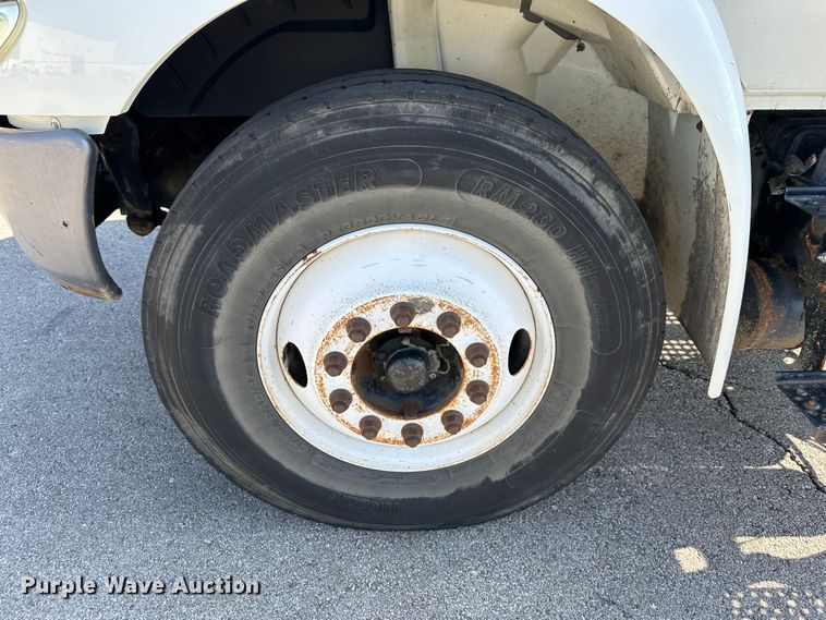 image for item DR6064 2003 International 4400  semi truck