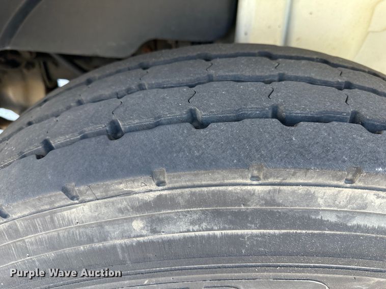 image for item DR6064 2003 International 4400  semi truck