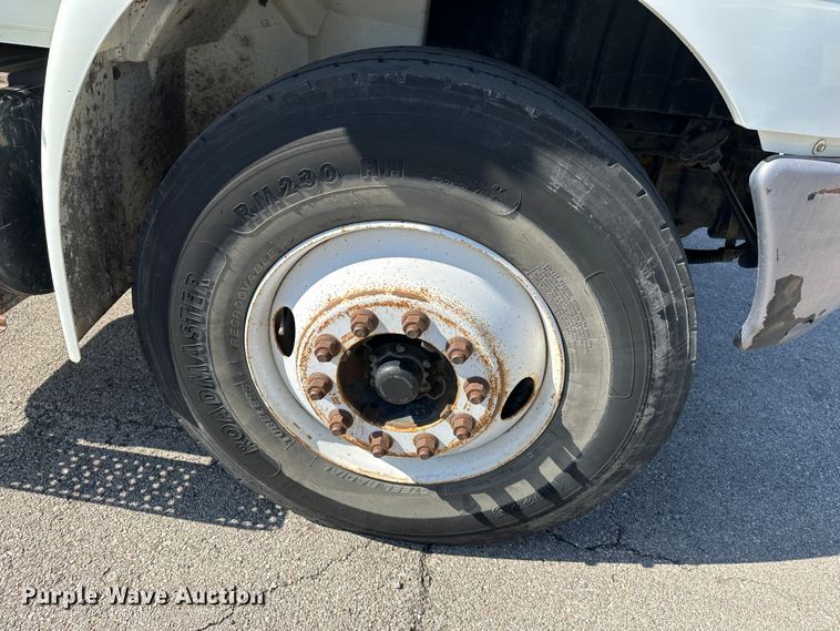 image for item DR6064 2003 International 4400  semi truck