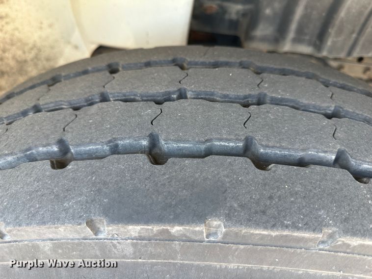 image for item DR6064 2003 International 4400  semi truck