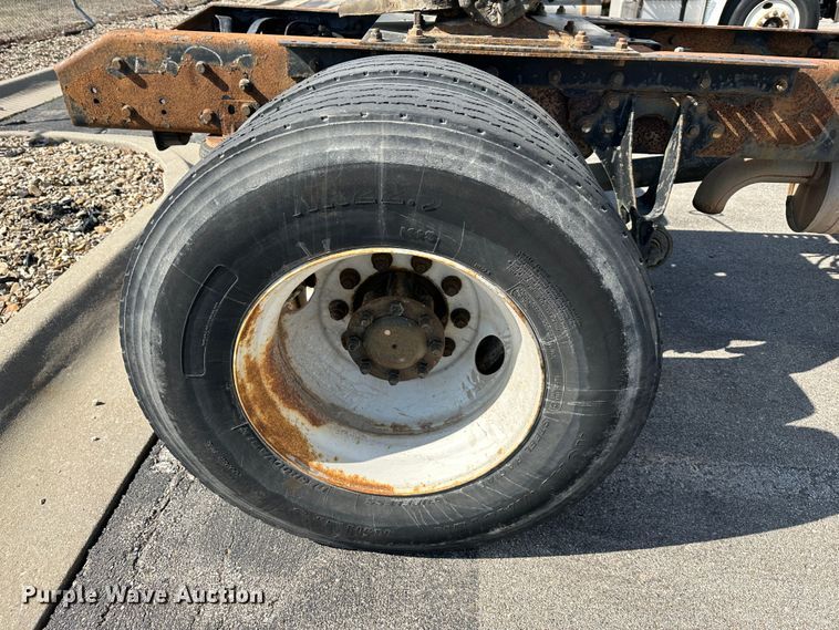 image for item DR6064 2003 International 4400  semi truck