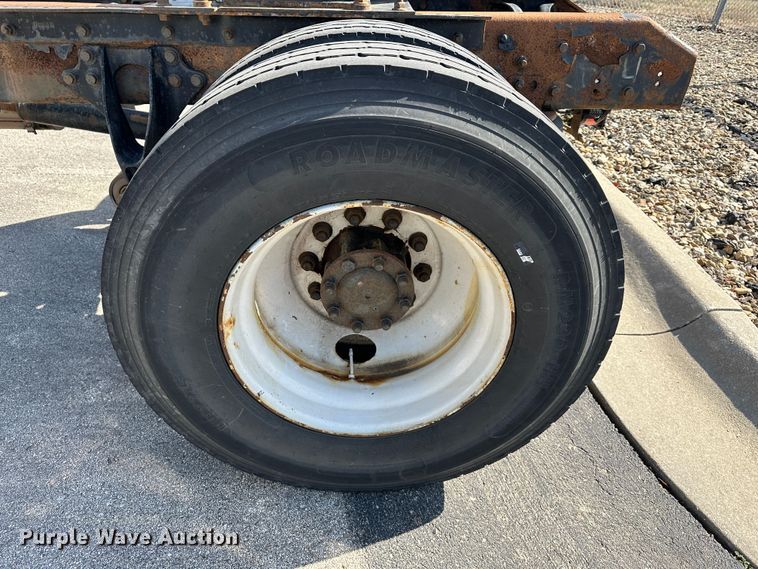 image for item DR6064 2003 International 4400  semi truck